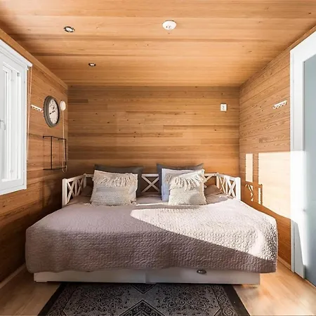 Ritva - Modern - Lakefront - Hot Tub