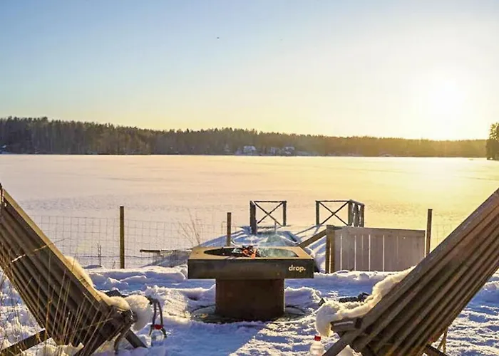 Дом отдыха Ritva - Modern - Lakefront - Hot Tub Хювинкяя