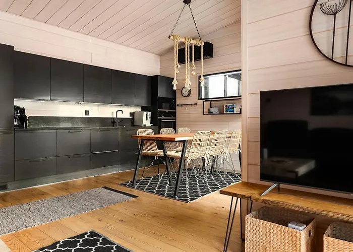 Semesterbostad Ritva - Modern - Lakefront - Hot Tub